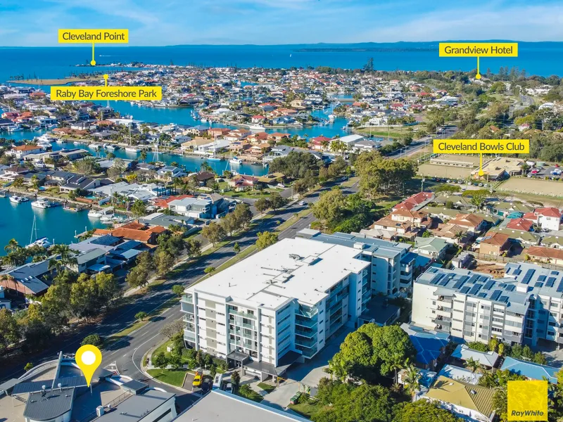 Spacious apartment overlooking Raby Bay