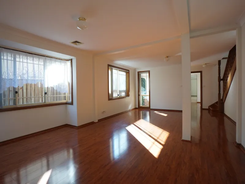 Renovated 3 Bedroom Duplex, Walk to Epping Station and Other Amenities