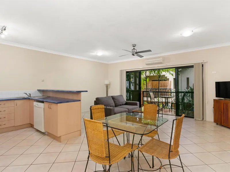 Spacious modern furnished apartment close to the Esplanade and Cairns Base Hospital