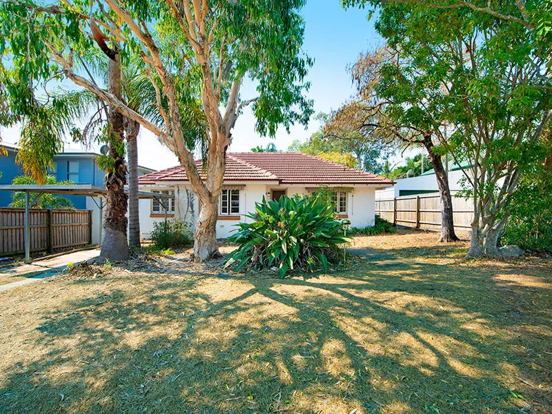 Walk to Samuel Street Shops!