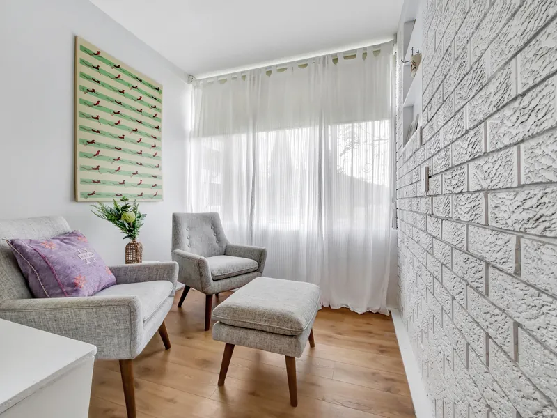 Recently Renovated Two Bedroom Apartment minutes away from Eastlakes Shopping Centre!