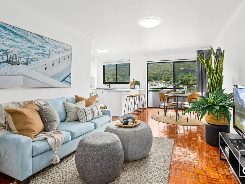 STUNNING TWO BEDROOM APARTMENT NESTLED BETWEEN BEACH & ESCARPMENT