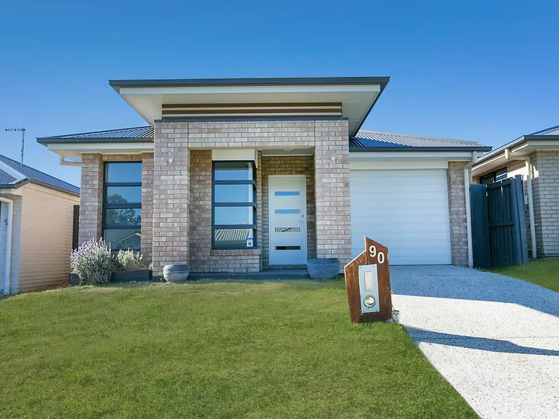 FAMILY HOME IN FAMILY FRIENDLY AREA!
