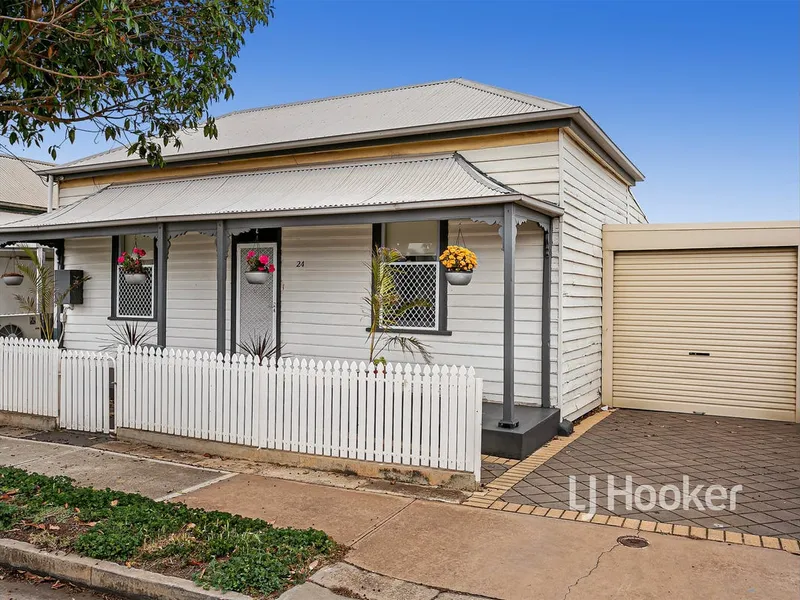 Beautiful Cottage Close to Semaphore Road and the Beach!