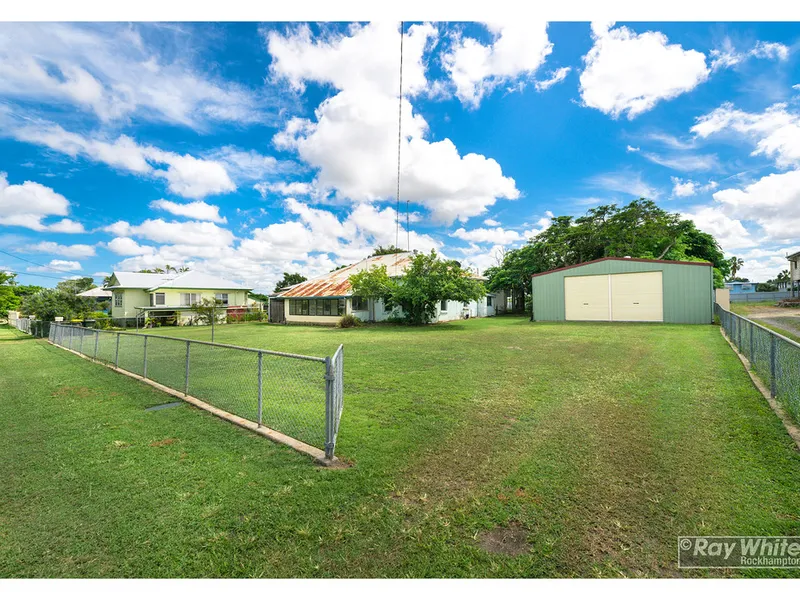 9 x 9m Shed on 1077m2 with Old Home