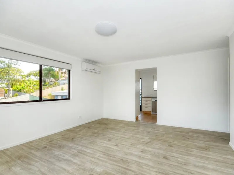 Two-bedroom top-floor apartment within walking distance from the Broadwater