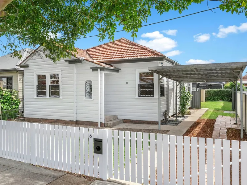 Charming home, lawn care included!