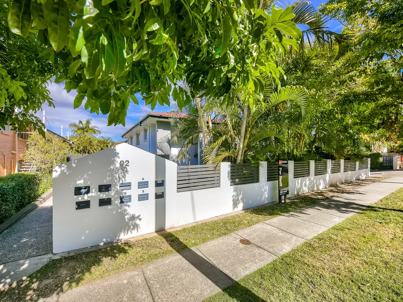 AIR CONDITIONED & SPACIOUS THREE BEDROOM TOWNHOUSE!