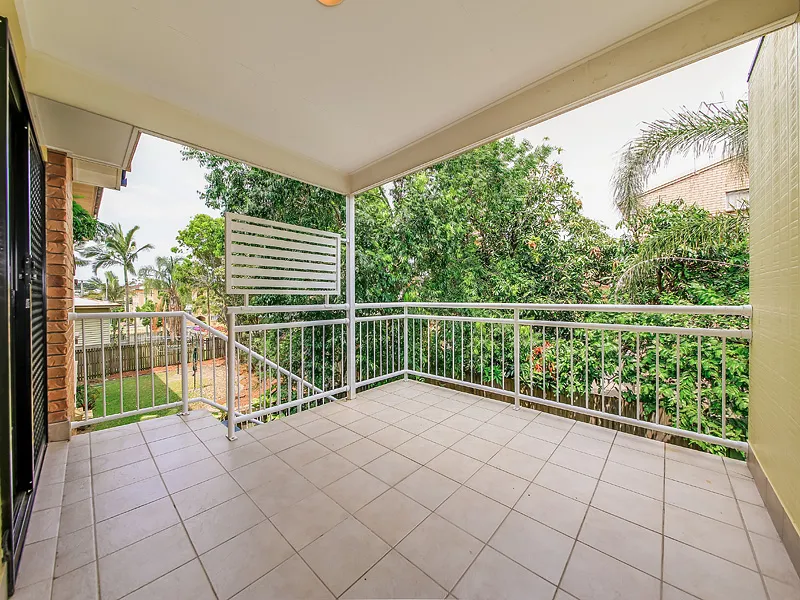 Coorparoo Tri-Level Townhouse in a Fabulous Quiet Location