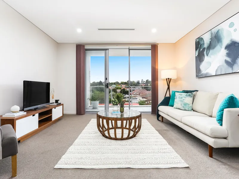 Easy Urban Convenience with Racecourse Views 