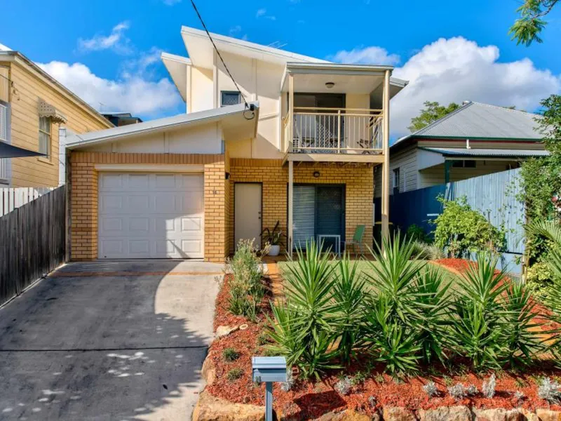 2 Bed, 2 Bath, 1 Car House in Wooloowin