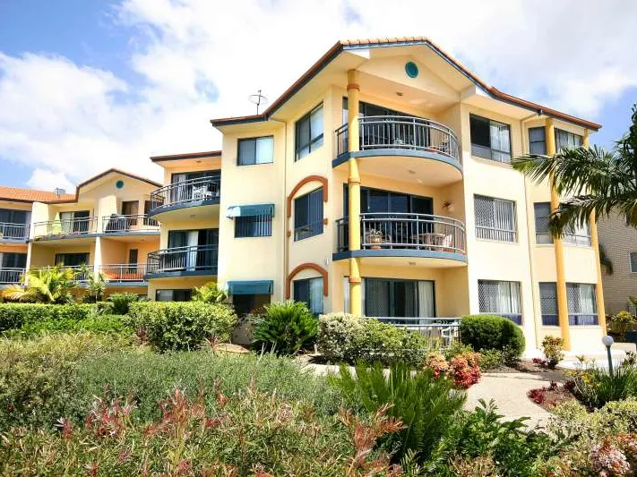 Immaculate Townhouse in idyllic riverfront location