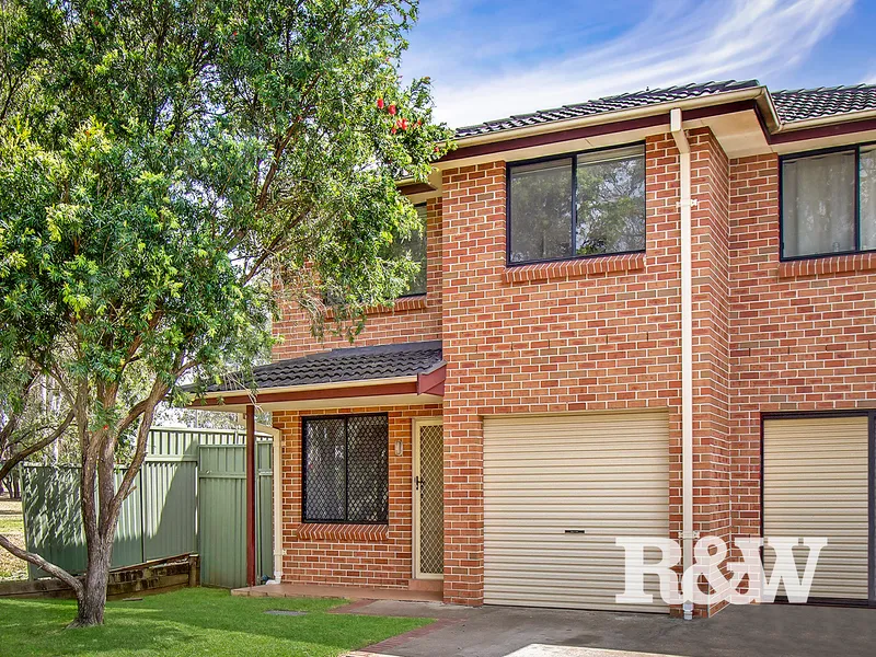 3 BEDROOM STREET FACING TOWNHOUSE WITH LOW STRATA!