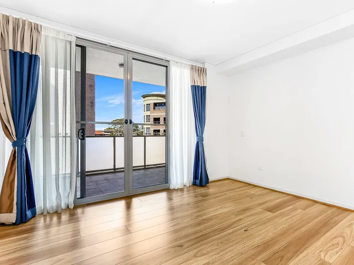 OVERSIZED MODERN APARTMENT IN IDEAL LOCATION
