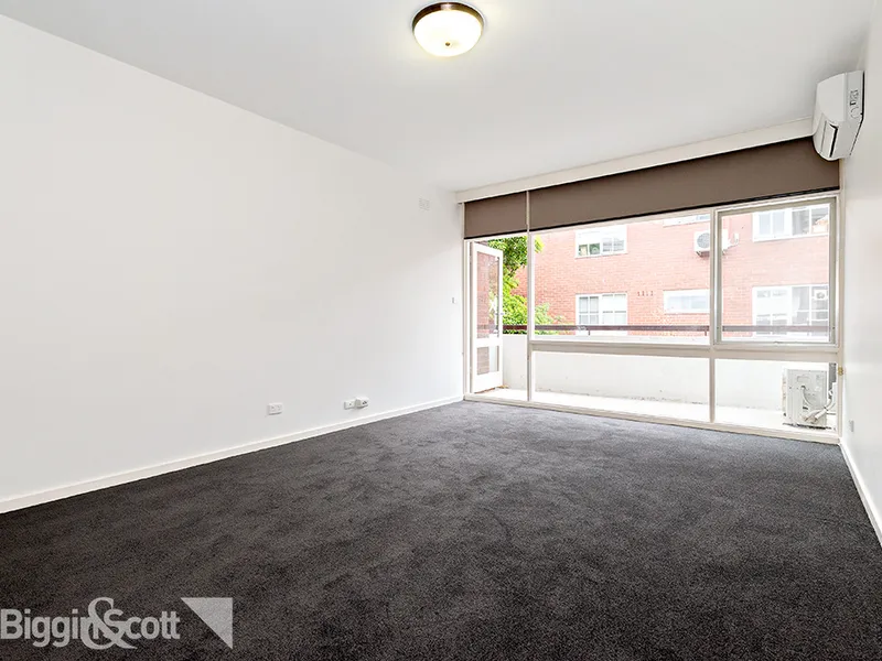 Two Bedroom Apartment In Beautiful Tree Lined Street