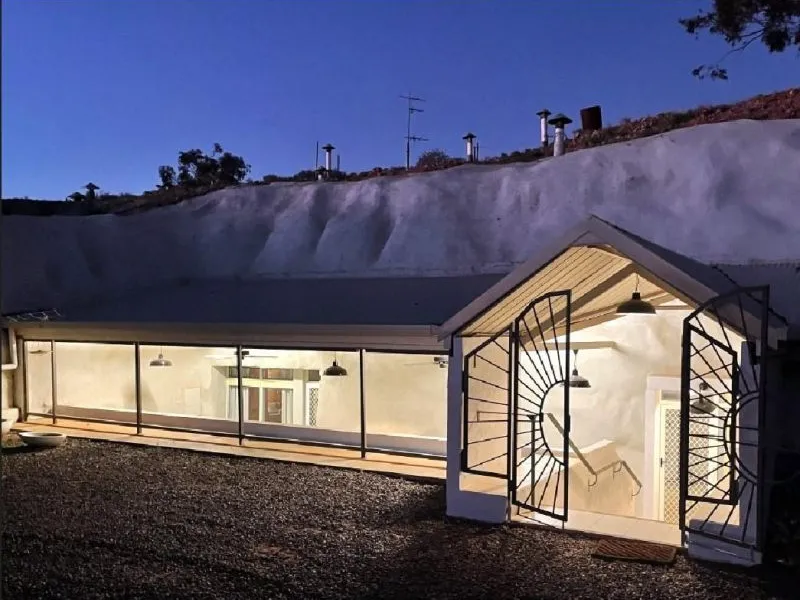 Centrally located modern 3 bedroom furnished family dugout