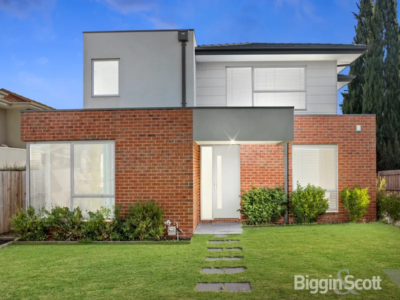 TERRIFIC FRONTAGE, MODERN STYLE, AND A BRILLIANT LOCATION!