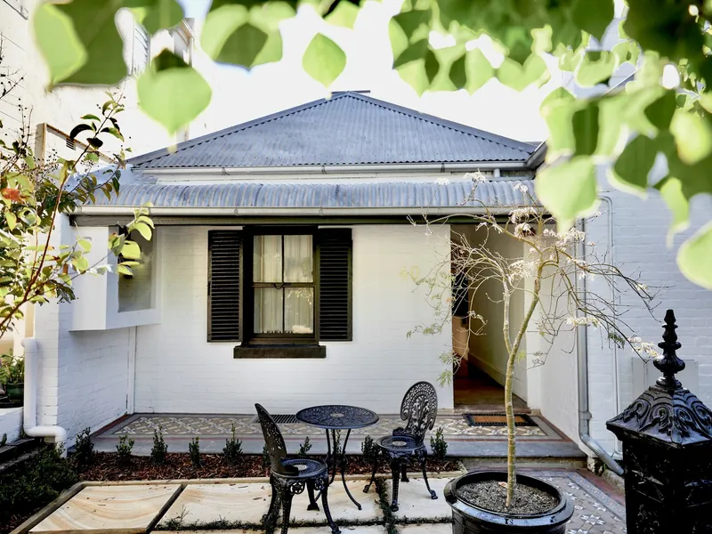 Fully Renovated Art Deco Apartment, Blue Ribbon Location – 600m To Five Ways 