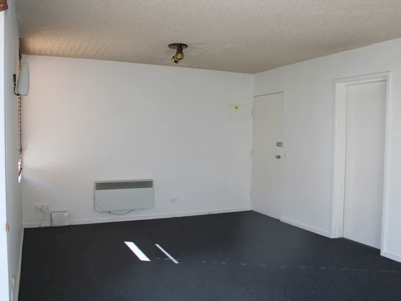 CLOSE TO RATHDOWNE VILLAGE FRESHLY PAINTED, NEW CARPET