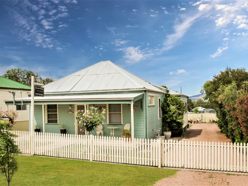 3 BED WEATHER BOARD HOME PLUS SHED