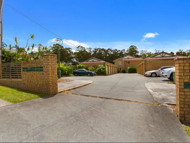 Quick access to Motorway and Shops! Unit 10