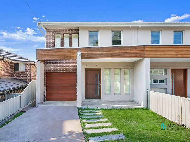 Contemporary 4 Bedroom Duplex with North Facing Backyard