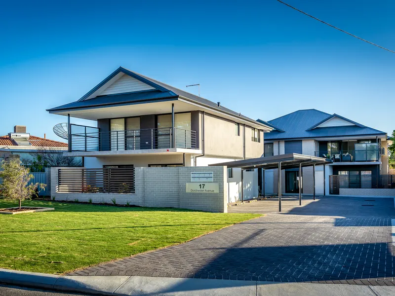 LIKE NEW, LUXURY LIVING!