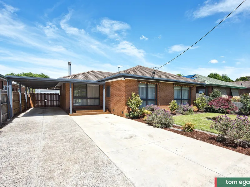 Secure a lovely family home on a large allotment of 701m2