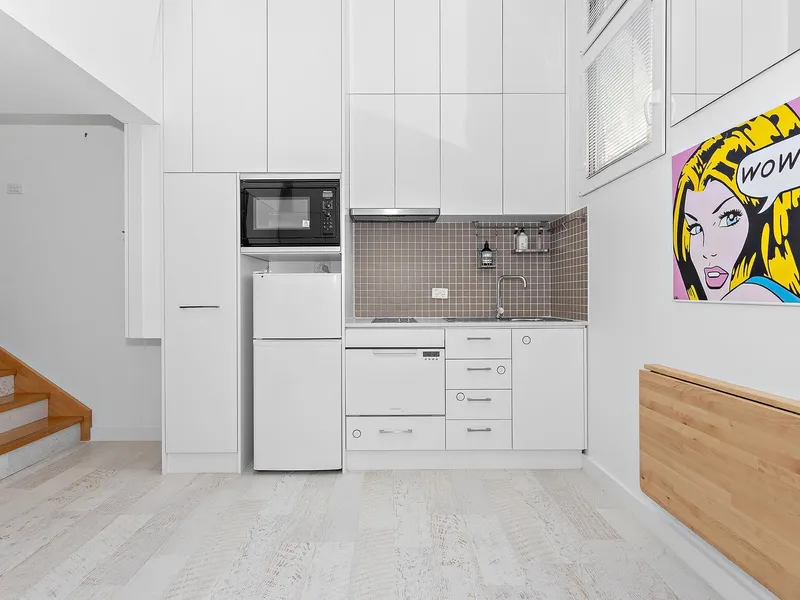 Fully renovated New York style loft apartment at the Paris end of the CBD