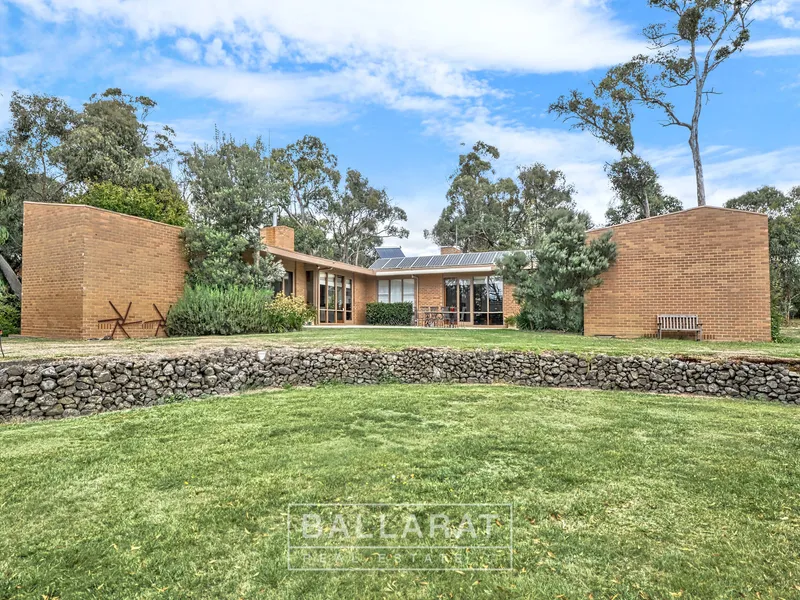 ARCHITECT DESIGNED, YELLOWGLEN ESTATE RESIDENCE SET ON GENEROUS ALLOTMENT WITH STUNNING OUTLOOK IN POPULAR SMYTHESDALE.