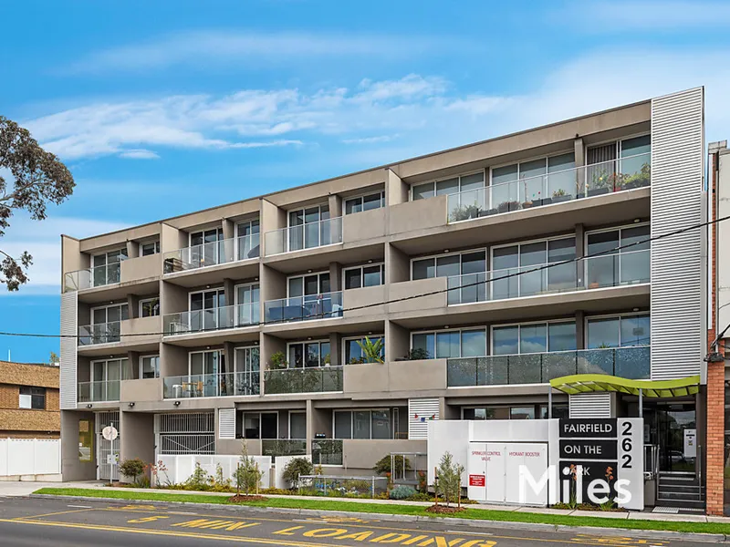 FABULOUS LOCATION - MODERN TOP FLOOR APARTMENT