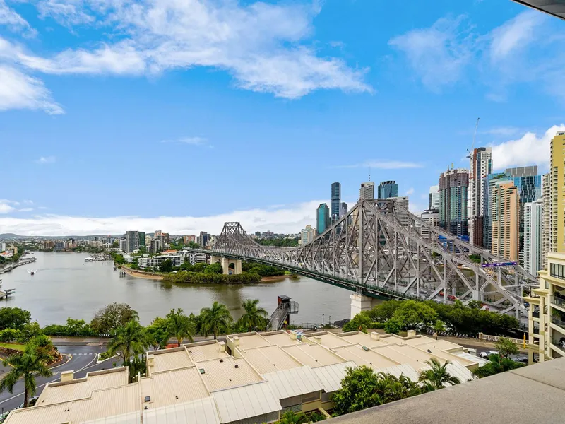 LUXURIOUS LIVING IN ONE OF BRISBANE'S ICONIC BUILDINGS
