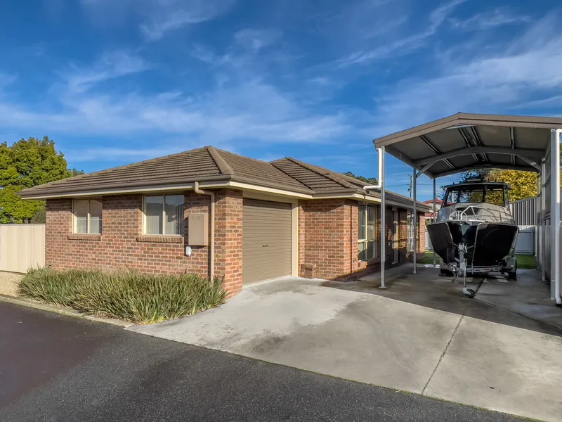 VILLA WITH ROOM FOR LARGE VEHICLE!