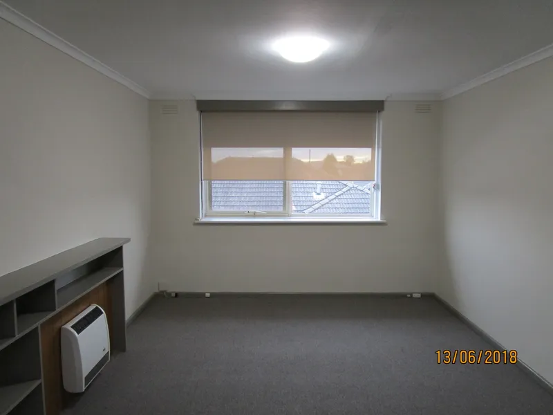 Neat 2 bedroom apartment *Open Monday 12 April 5:15-5:30pm*