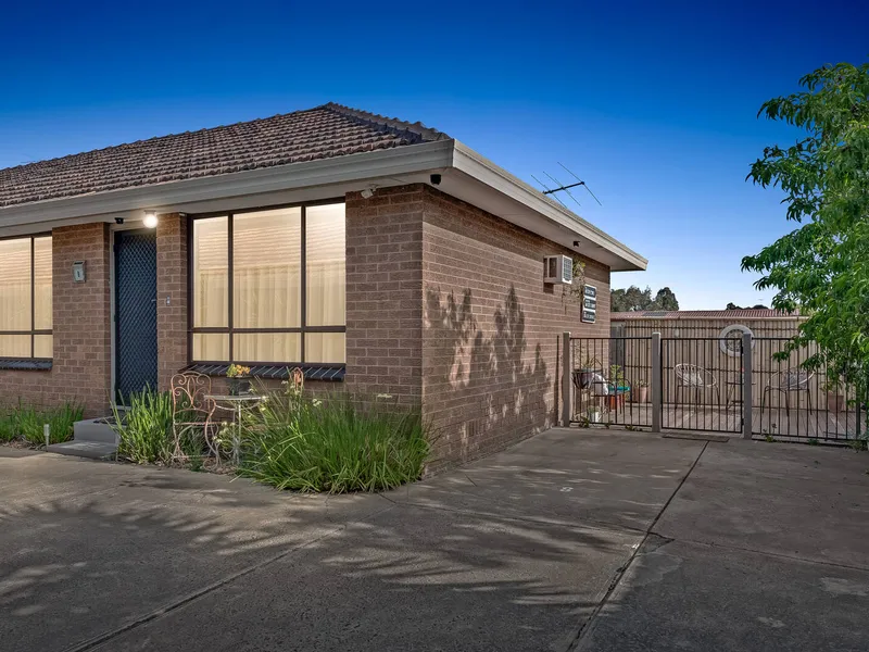 LOW MAINTENANCE CONVENIENCE LIVING!