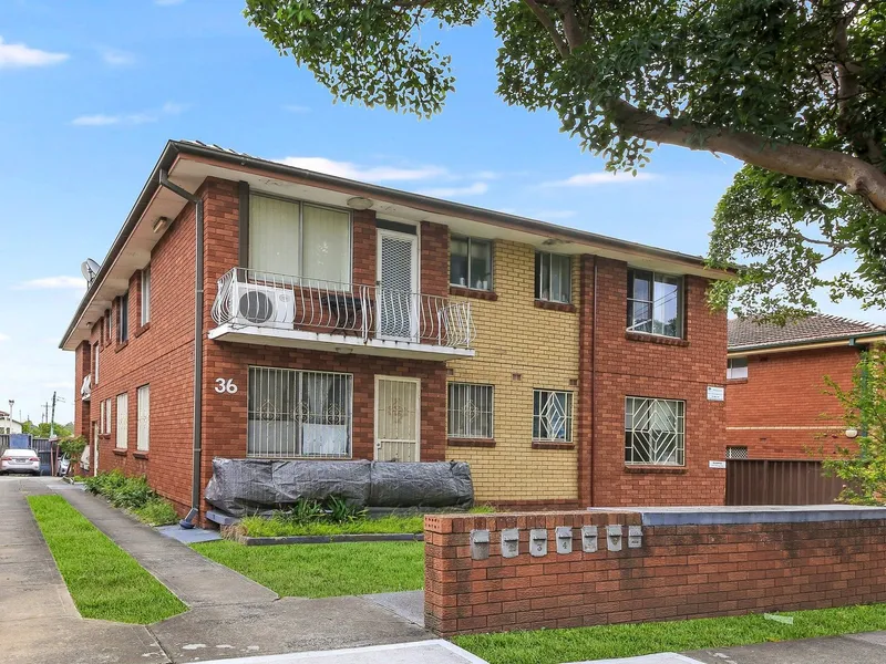 North Facing Immaculate Apartment Bordering Multiple Suburbs
