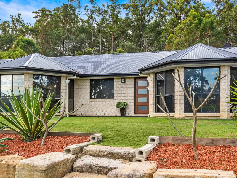 THE OASIS - PRESTIGE ACREAGE LIVING | ALL THE 'WOW' FACTORS ON 12,000m2 ALLOTMENT