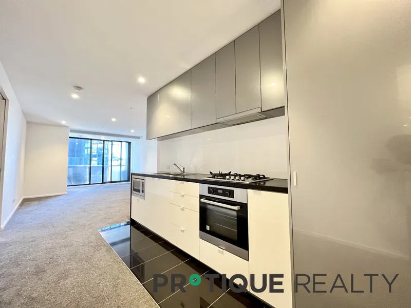 Ready to Move in- 2 Bed 2 Bath Plus 1 Carpark Apartment in the heart of Southbank