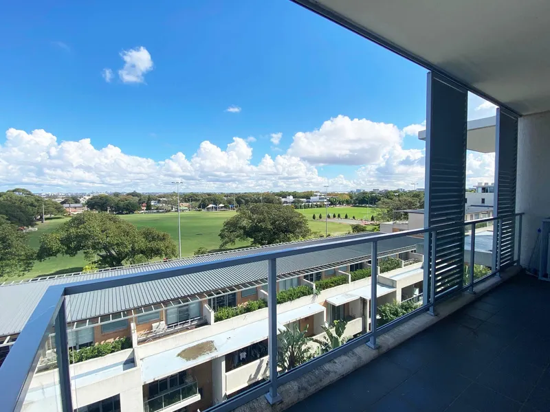 Immaculate, top floor two Bedroom Apartment with Park Views