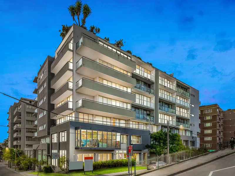 Super-sized unit with city views 