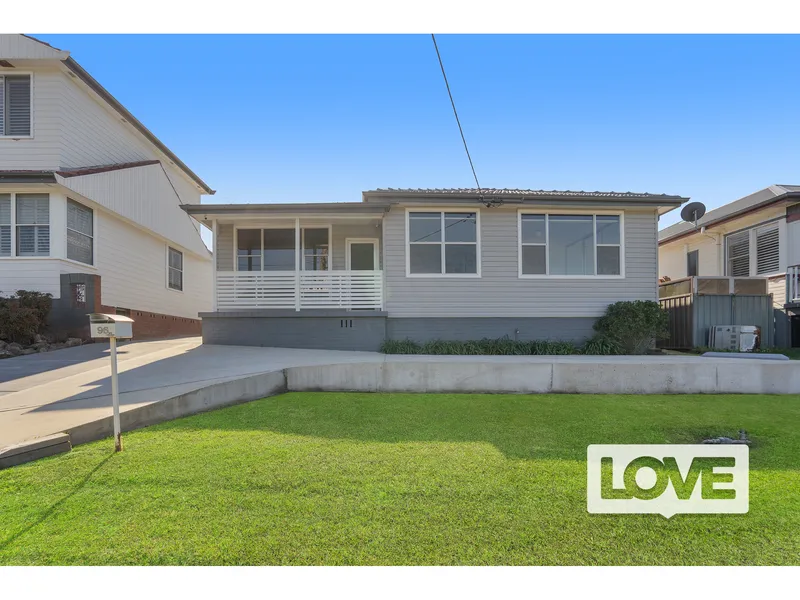 Renovated Family Home Overlooking The Park