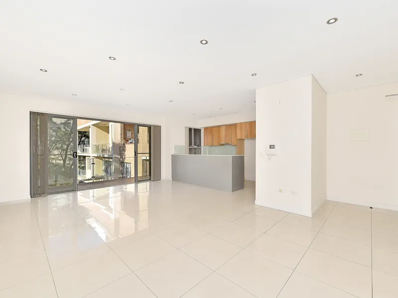 Spacious & Sunny Apartment - Excellent Location