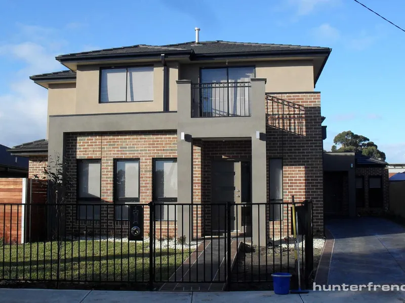 SPACIOUS TOWNHOUSE IN LAVERTON