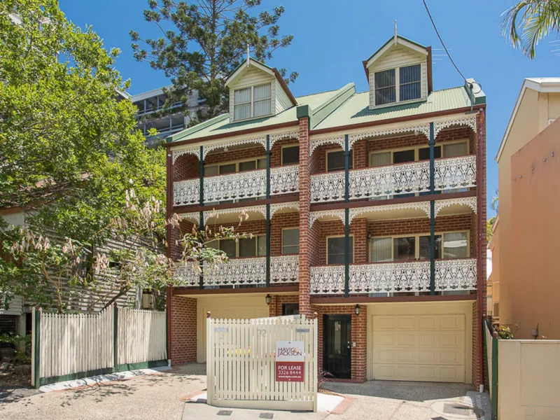 SPACIOUS MULTI LEVEL TOWNHOUSE - MINUTES FROM BRISBANE CBD