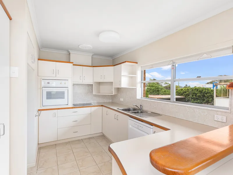 Central Buderim unit with huge outdoor space