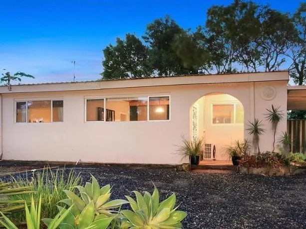 WELL PREDENTED 2 BEDROOM HOME IN QUIET STREET