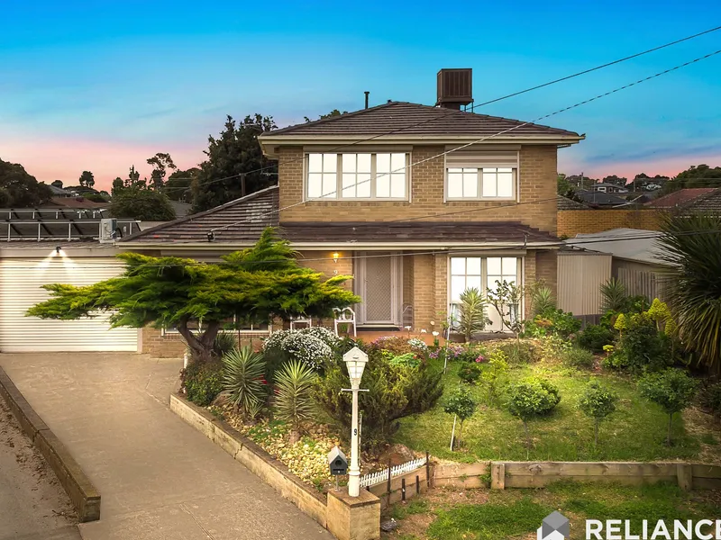 When quality and convenience counts - A family Home with Immaculate Floorplan & 7 Mins walk to Hoppers Crossing Train Station