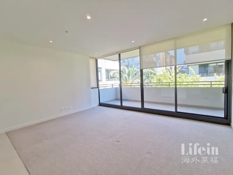 APARTMENT PARADISE WITH CARPARK AT CAULFIELD NORTH.