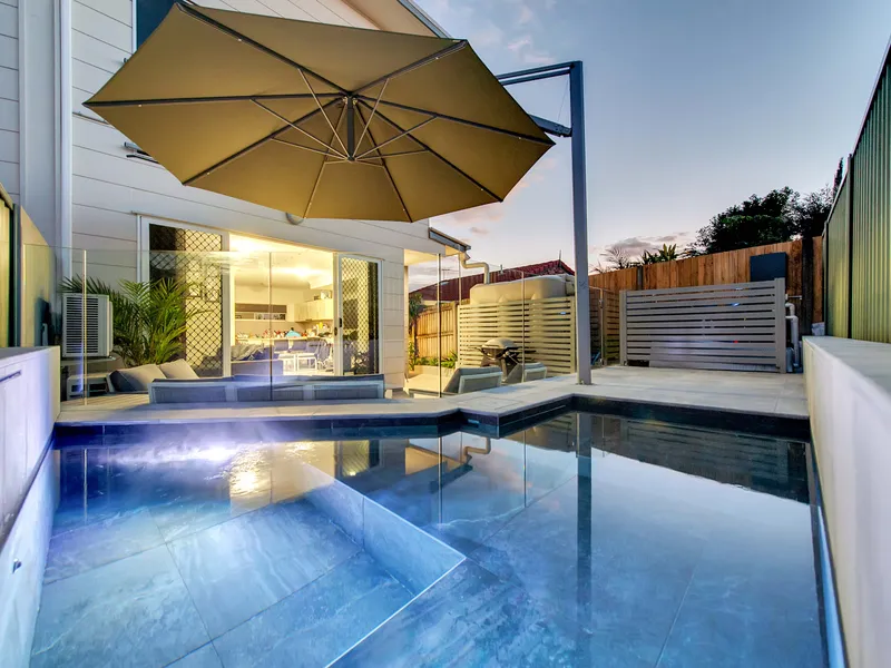 Tri Level Townhouse with Heated Japanese Onsen 