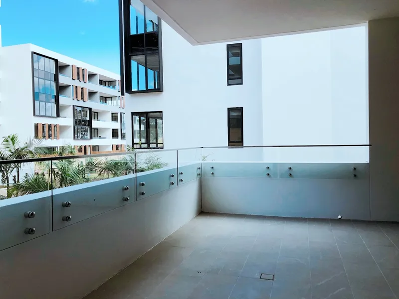 Near new, spacious apartment with study area